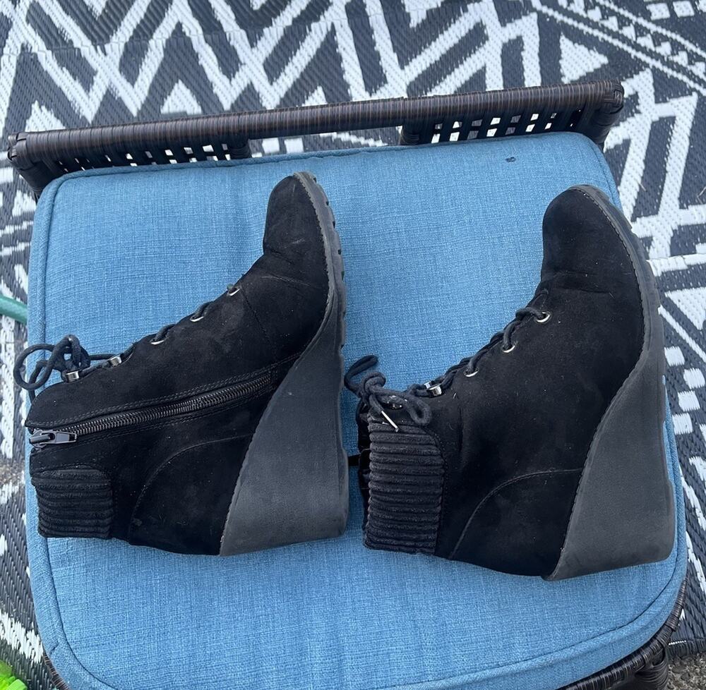 Torrid Wedge Booties 8 Black Faux Suede Lace Up Boots Sweater Ankle Wendolyn